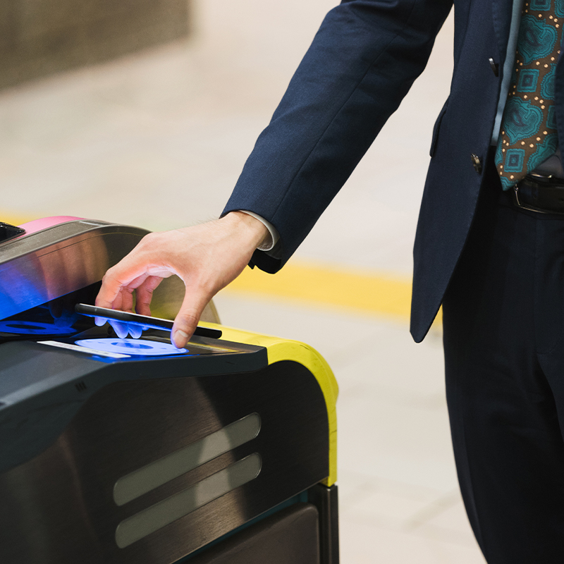 改札を通る男性