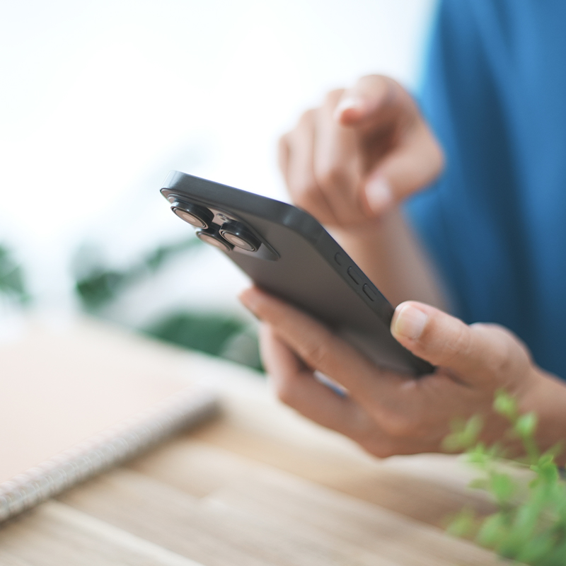 予約を取る男性