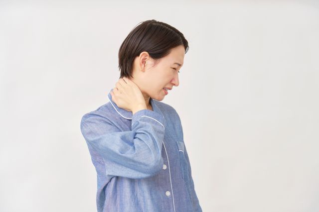 首の痛みを感じる女性