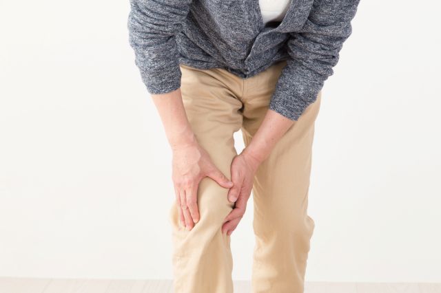 膝を押さえる男性