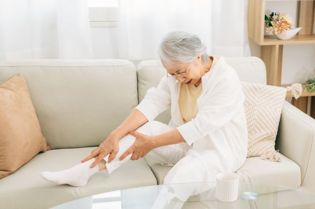 足を痛めたシニア女性
